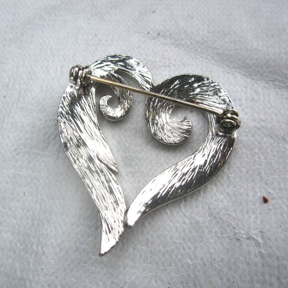 VTG SILVERTONE HEAR SHAPED BROOCH W/GREENISH GRAY CRYSTALS - Picture 2 of 3
